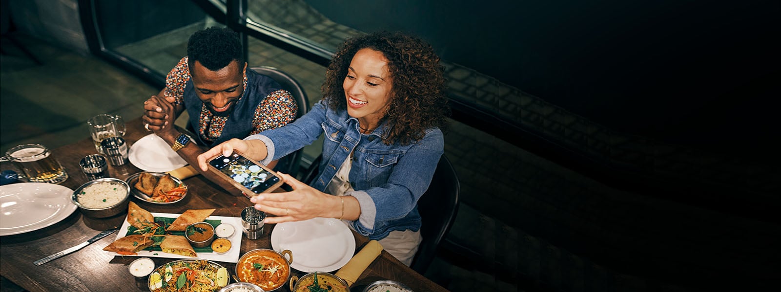 Pareja tomando una foto a su cena