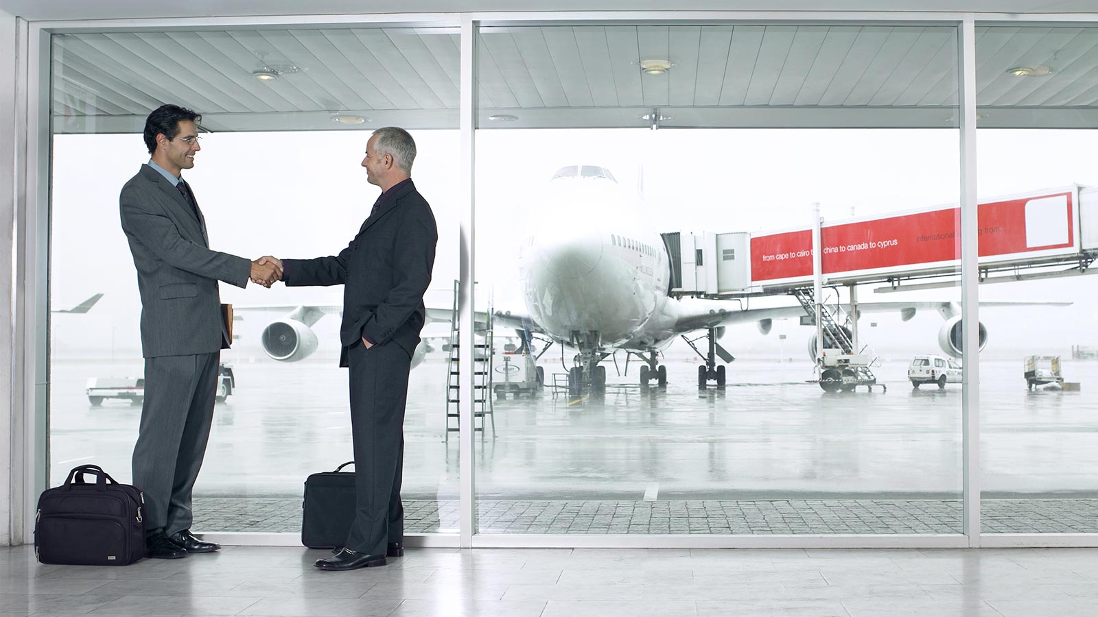 Hombres de negocios en un aeropuerto. 