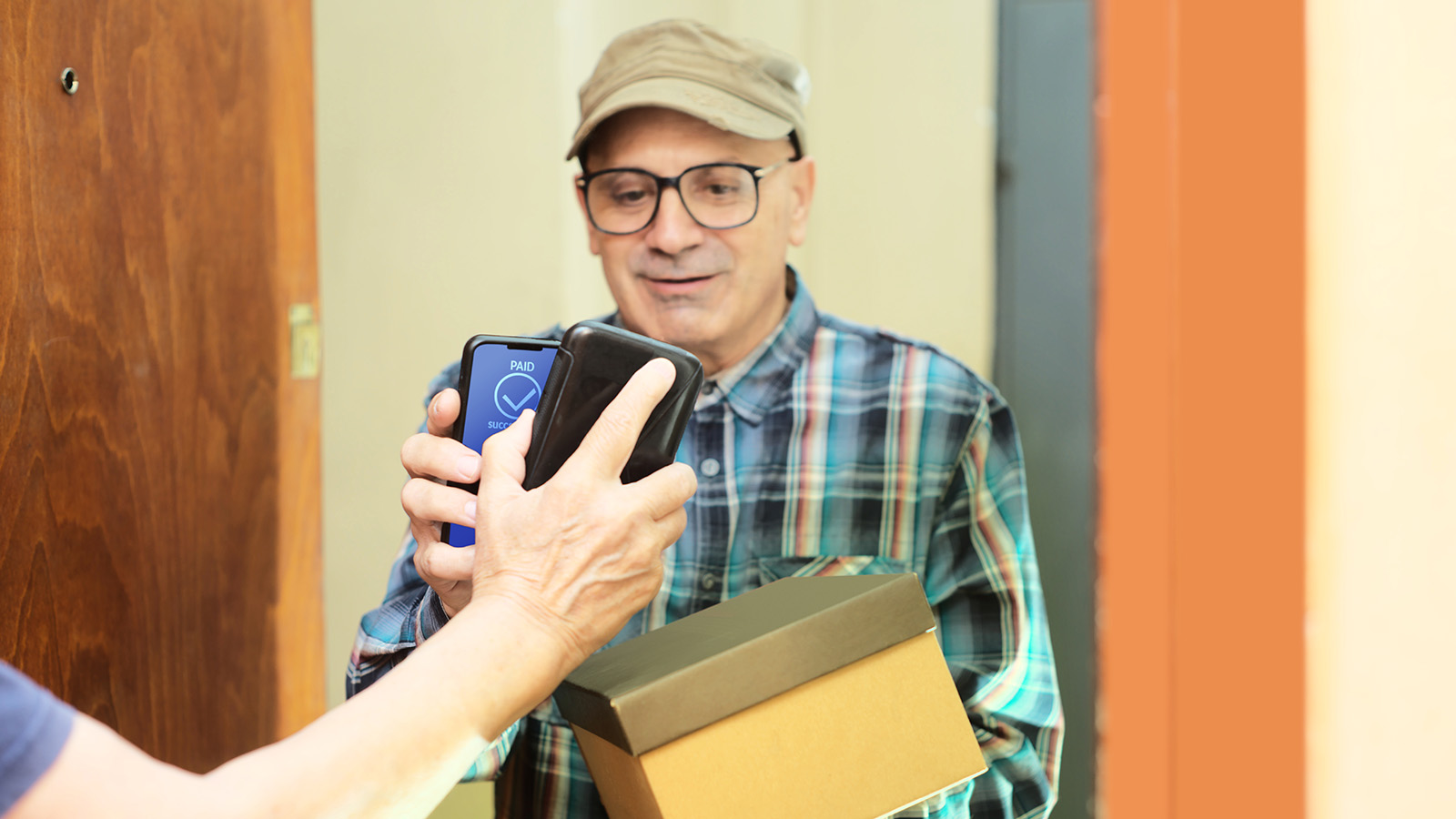 Hombre pagando con su celular