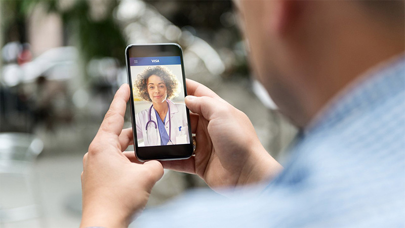 visa-medico-online-800x450 Hombre realizando una consulta a Visa Médico Online desde su celular
