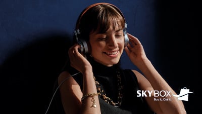 Mujer escuchando música + logo Skybox