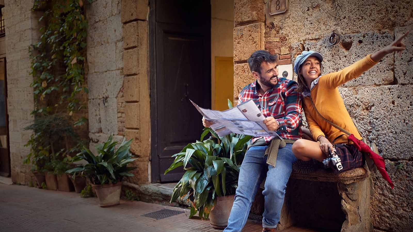 Imagem exibe um casal viajando